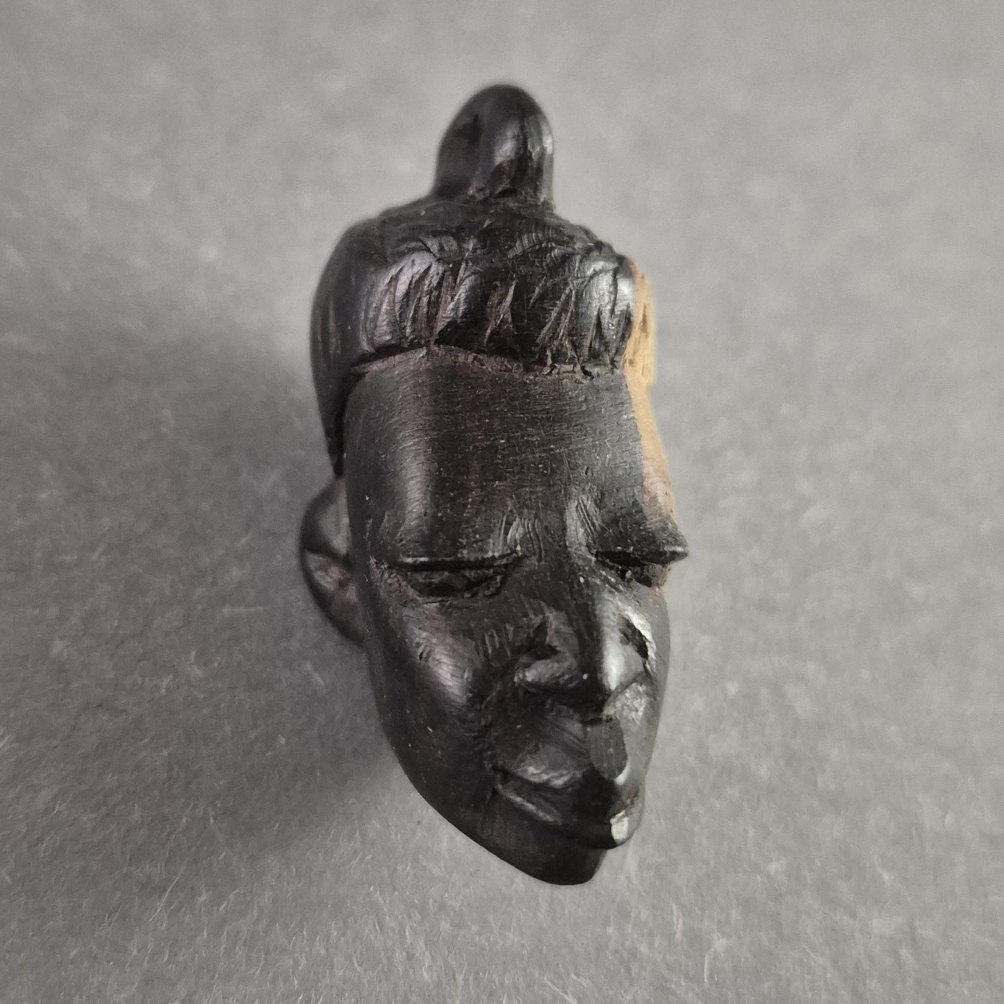 Handgeschnitzter Holzanhänger – Afrikanische Kunst mit einzigartiger Patina