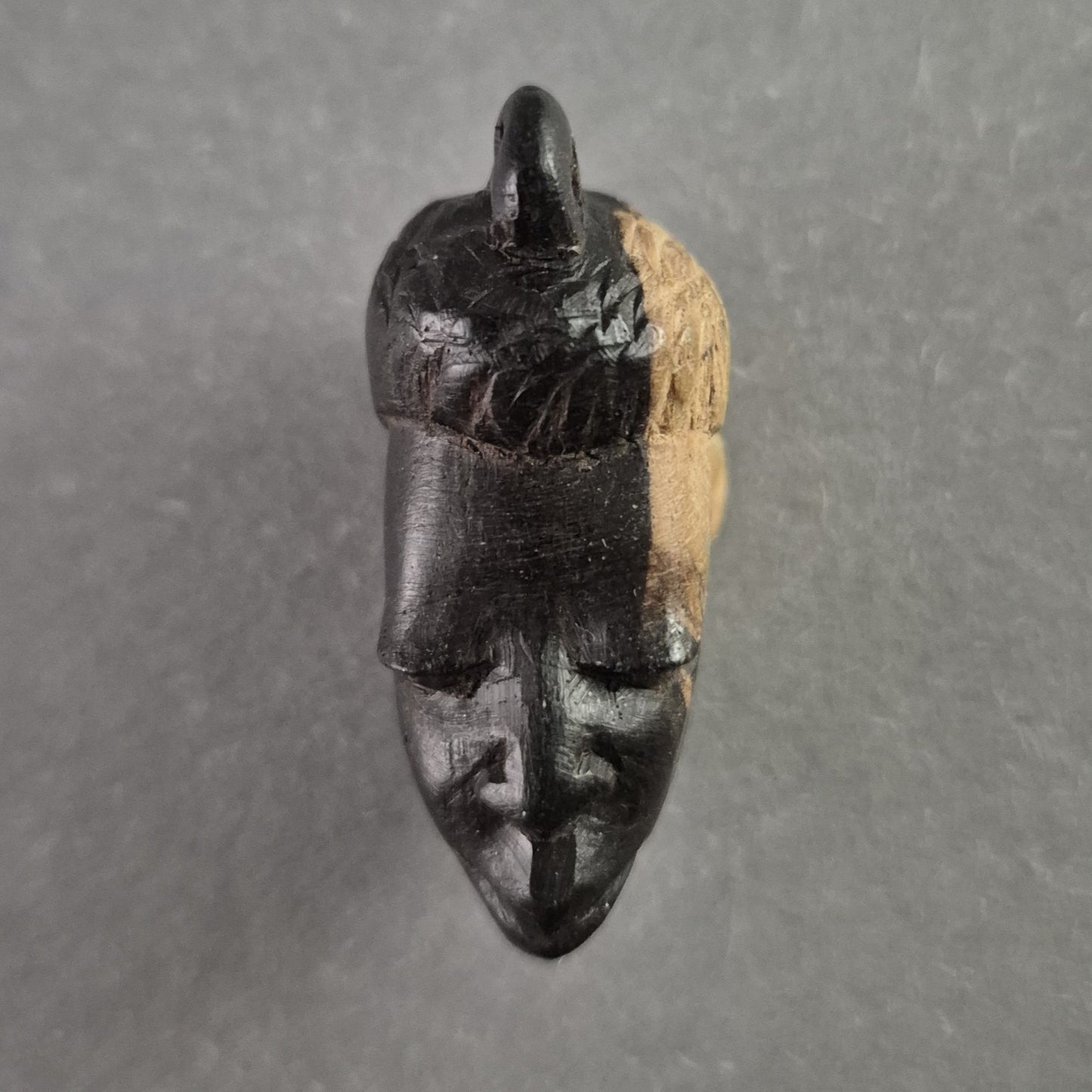 Handgeschnitzter Holzanhänger – Afrikanische Kunst mit einzigartiger Patina