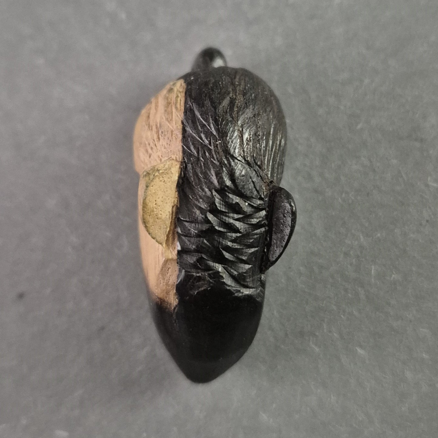 Handgeschnitzter Holzanhänger – Afrikanische Kunst mit einzigartiger Patina