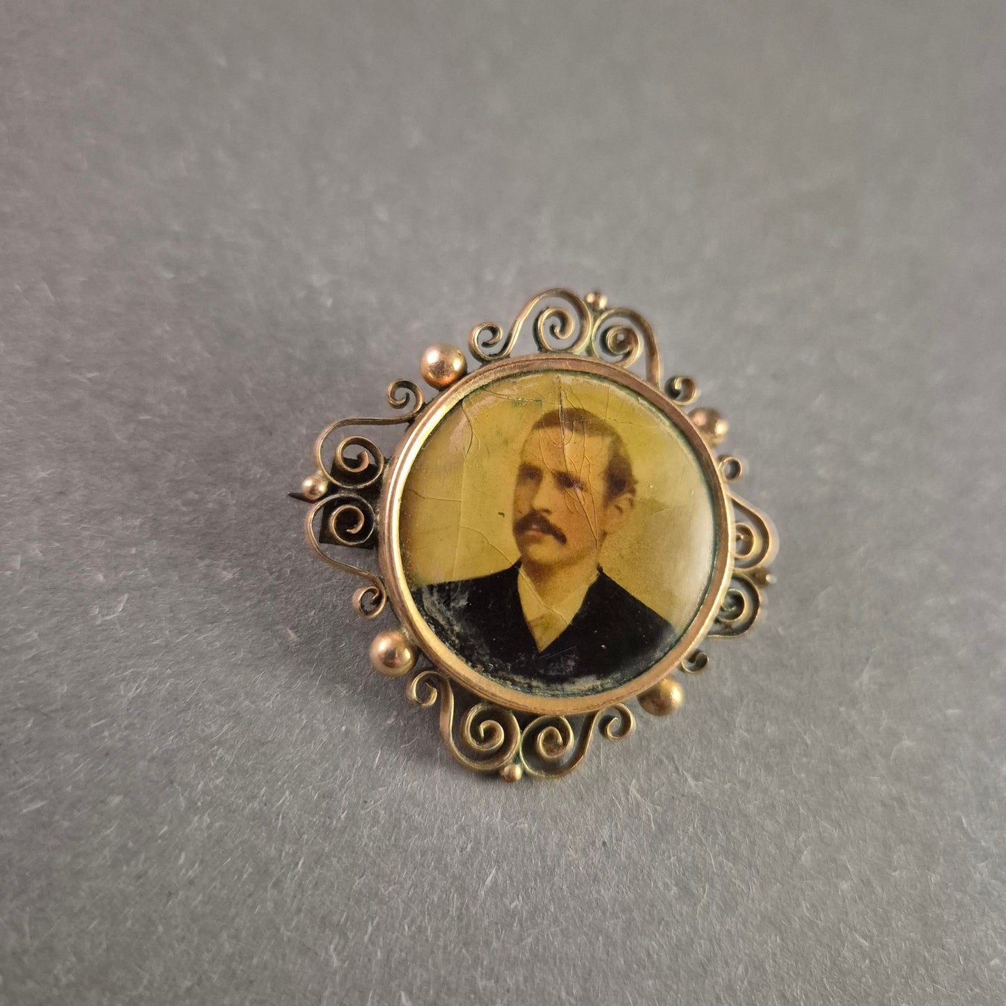 Antike Foto-Brosche – Edles Schmuckstück mit historischem Porträt
