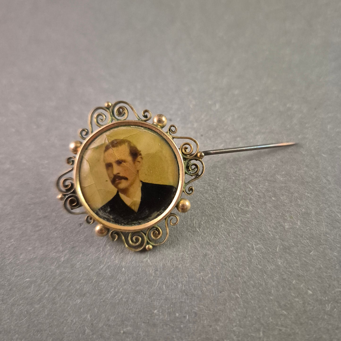 Antike Foto-Brosche – Edles Schmuckstück mit historischem Porträt