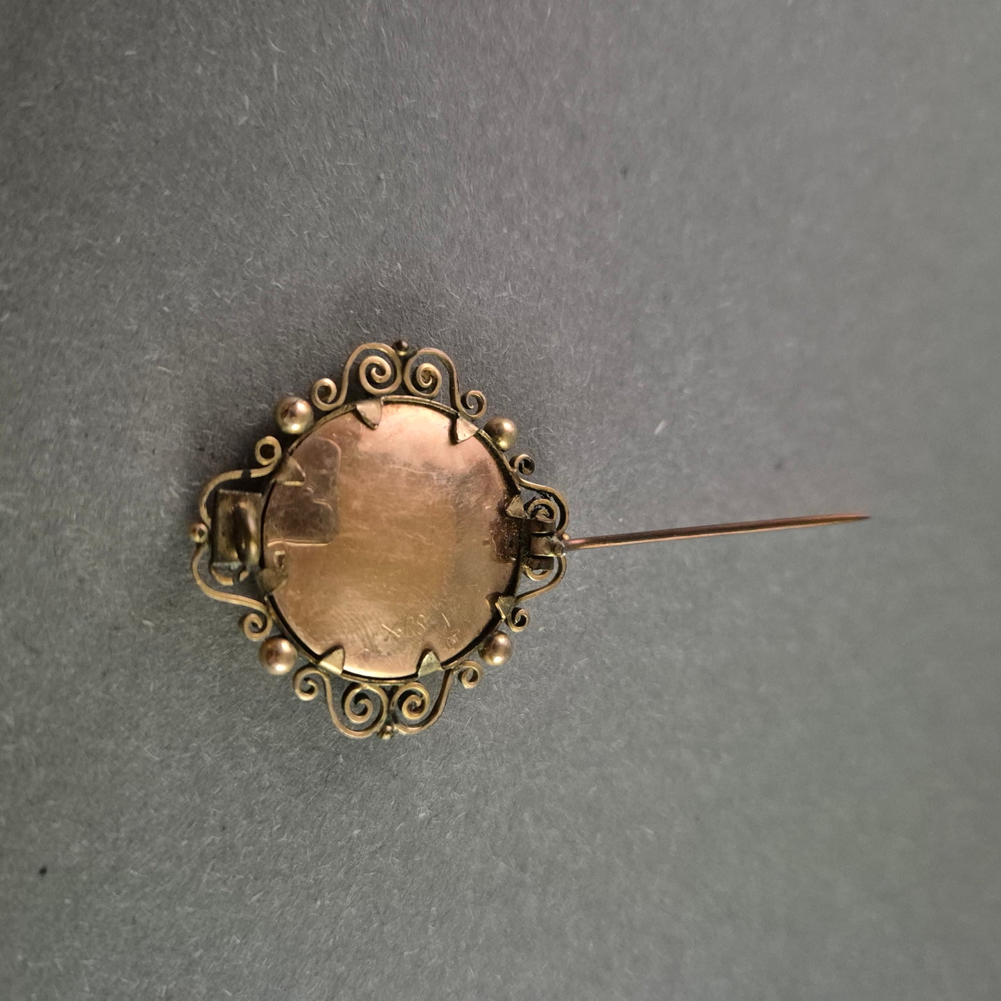 Antike Foto-Brosche – Edles Schmuckstück mit historischem Porträt