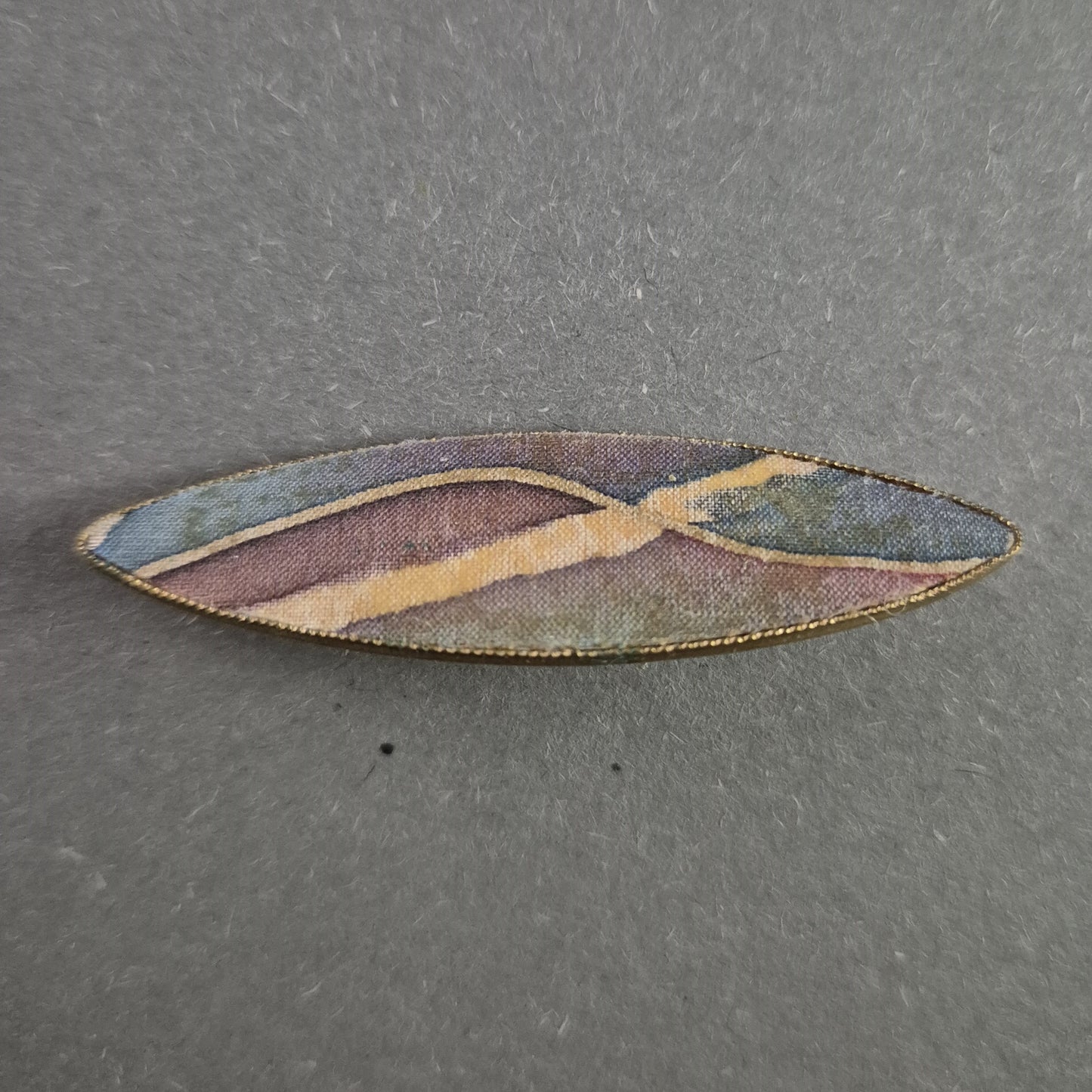 Vintage Brosche mit Stoffeinlage – Jugendstil inspiriertes Design