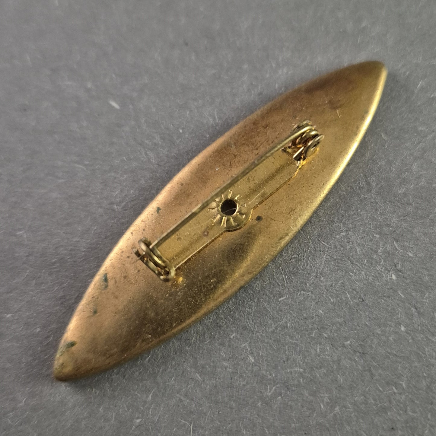 Vintage Brosche mit Stoffeinlage – Jugendstil inspiriertes Design