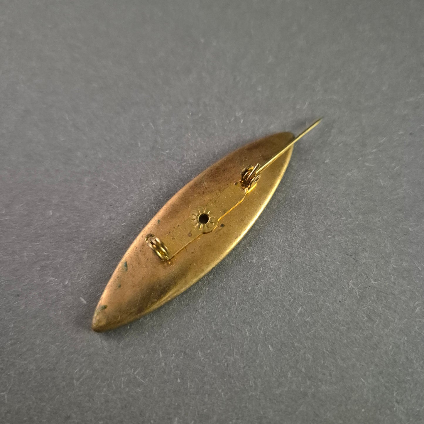 Vintage Brosche mit Stoffeinlage – Jugendstil inspiriertes Design