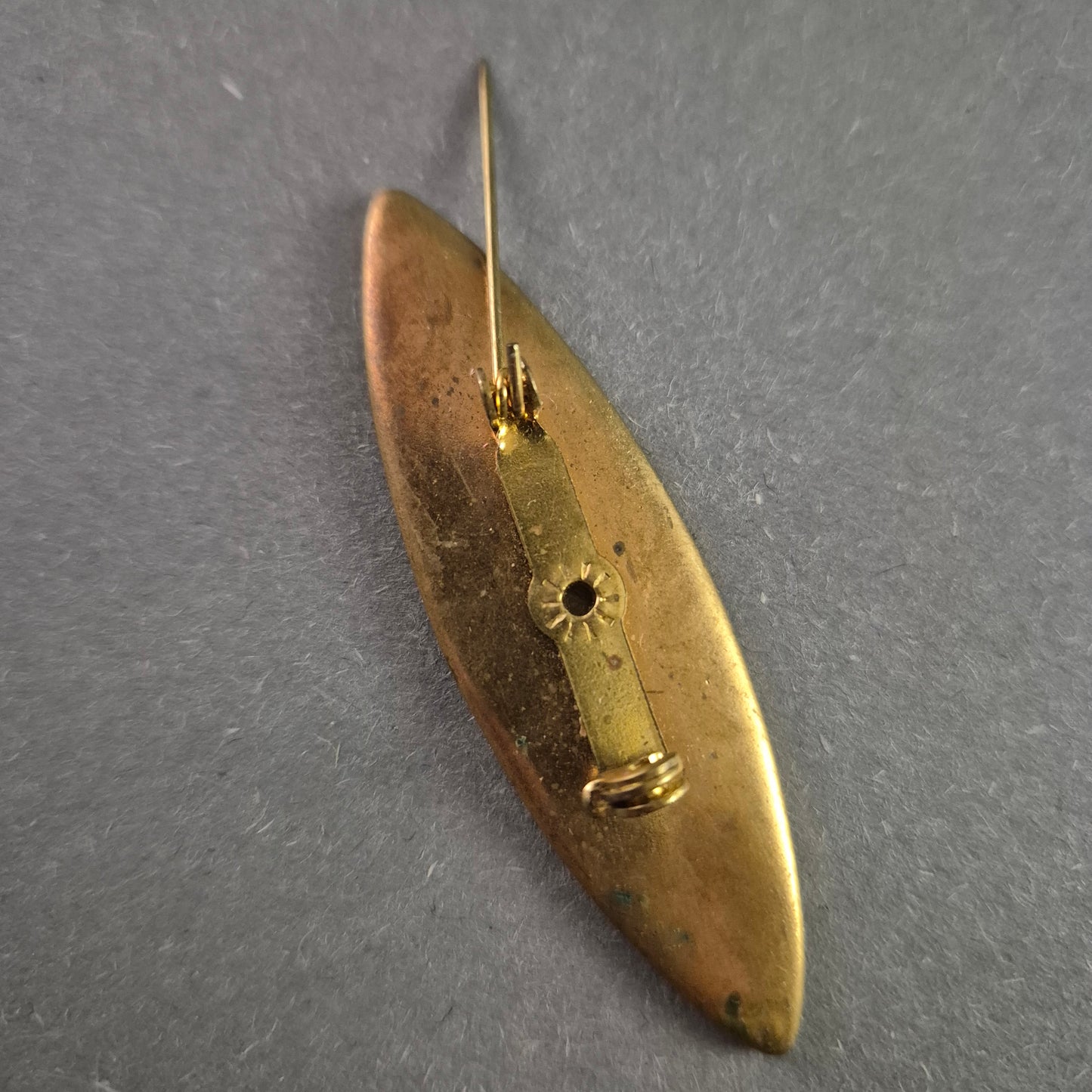 Vintage Brosche mit Stoffeinlage – Jugendstil inspiriertes Design