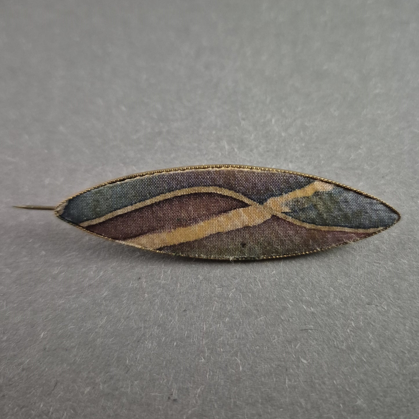 Vintage Brosche mit Stoffeinlage – Jugendstil inspiriertes Design