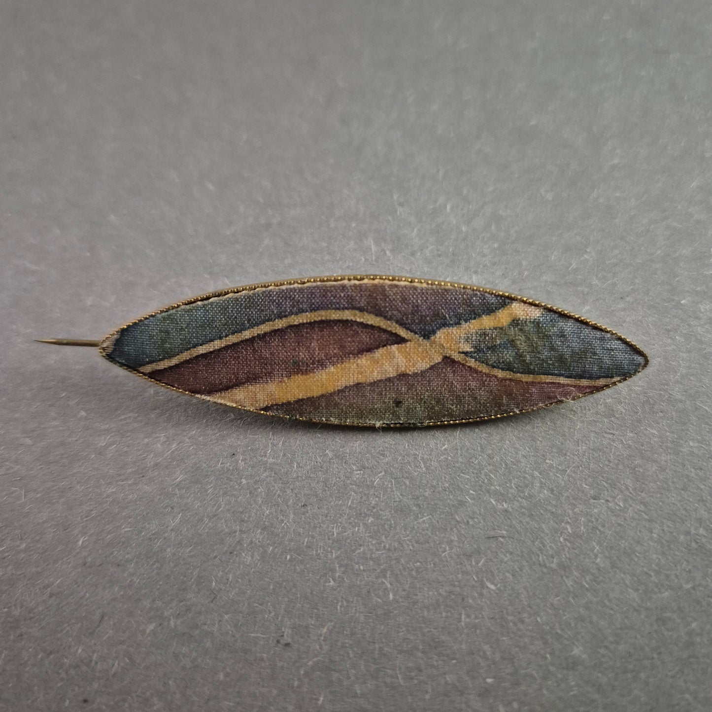 Vintage Brosche mit Stoffeinlage – Jugendstil inspiriertes Design