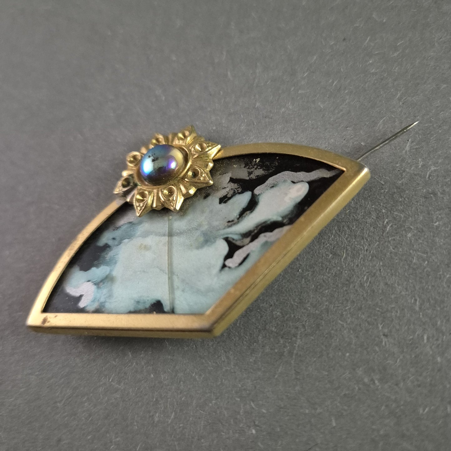 Exklusive Vintage-Fächer-Brosche mit kunstvollem Design