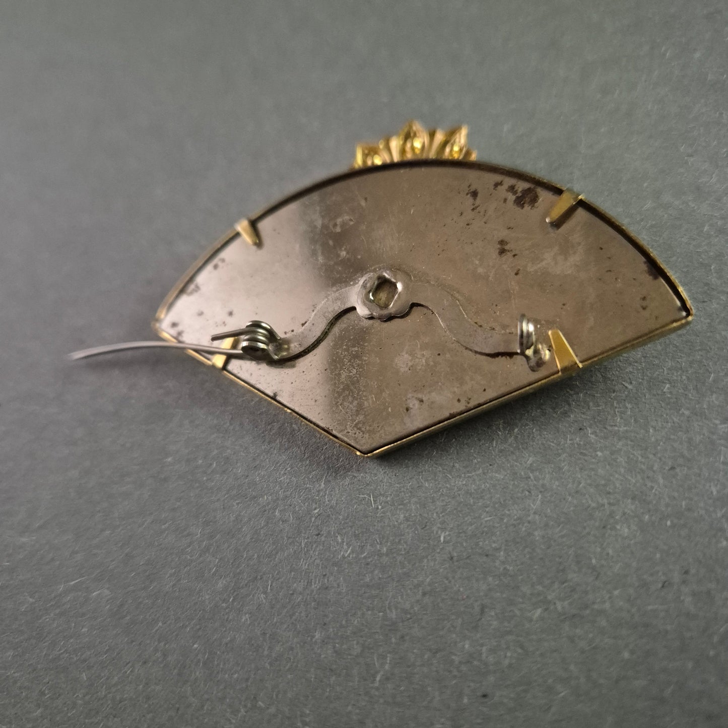 Exklusive Vintage-Fächer-Brosche mit kunstvollem Design