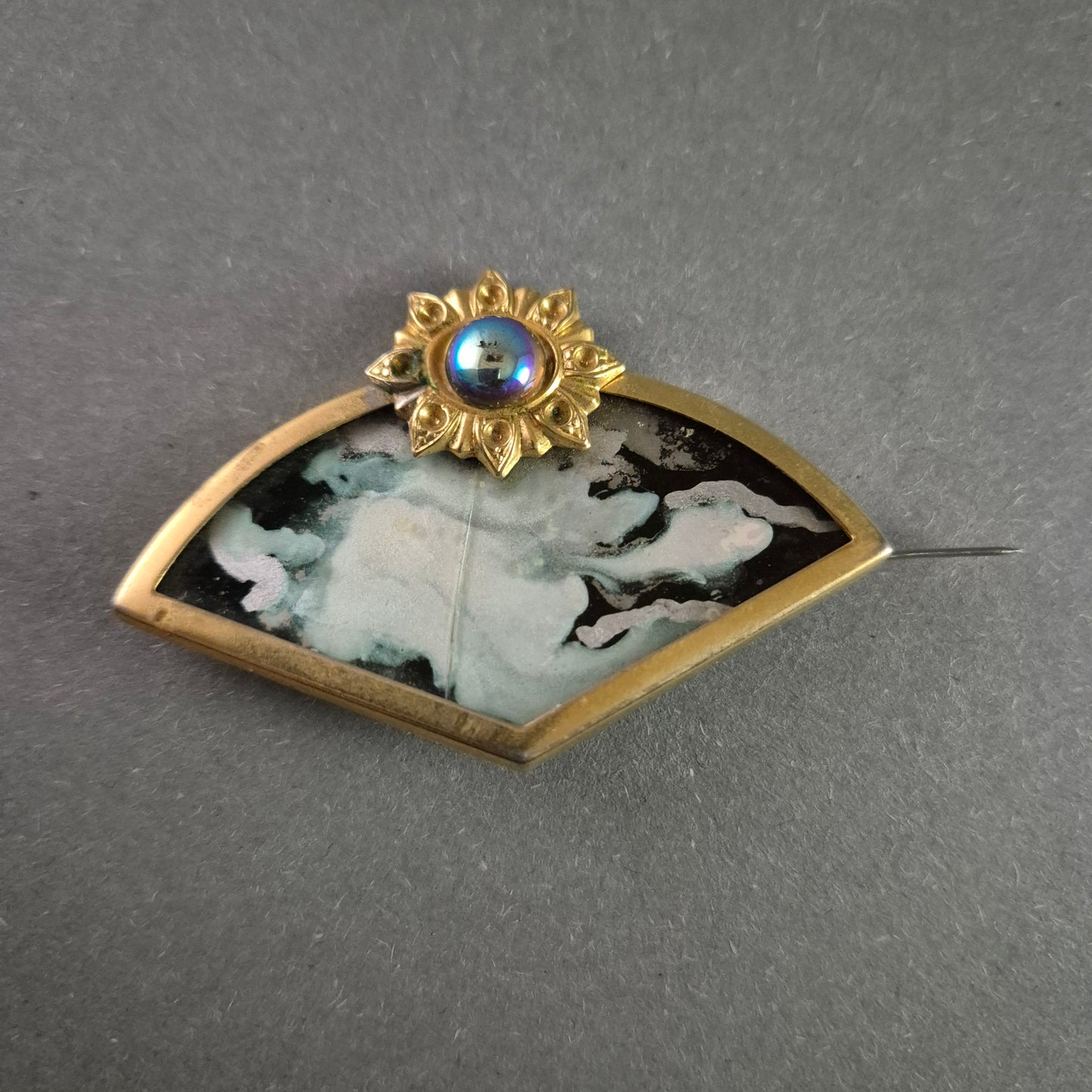 Exklusive Vintage-Fächer-Brosche mit kunstvollem Design