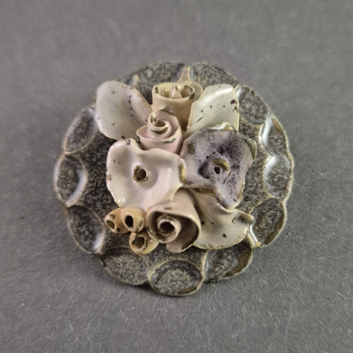 Antike Keramik-Blumenbrosche – Handgefertigtes Unikat