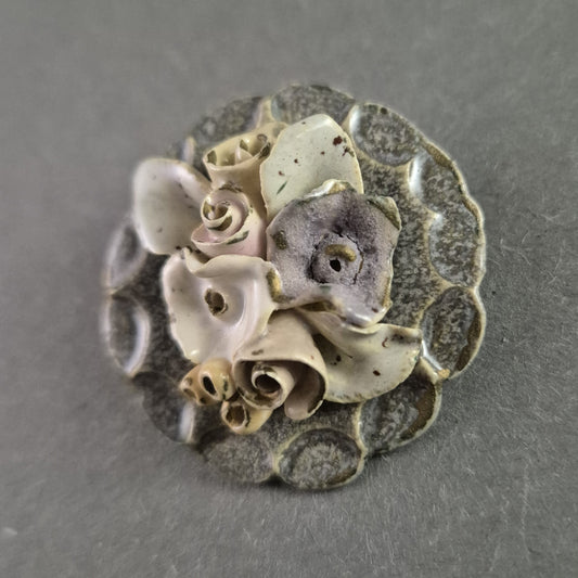 Antike Keramik-Blumenbrosche – Handgefertigtes Unikat