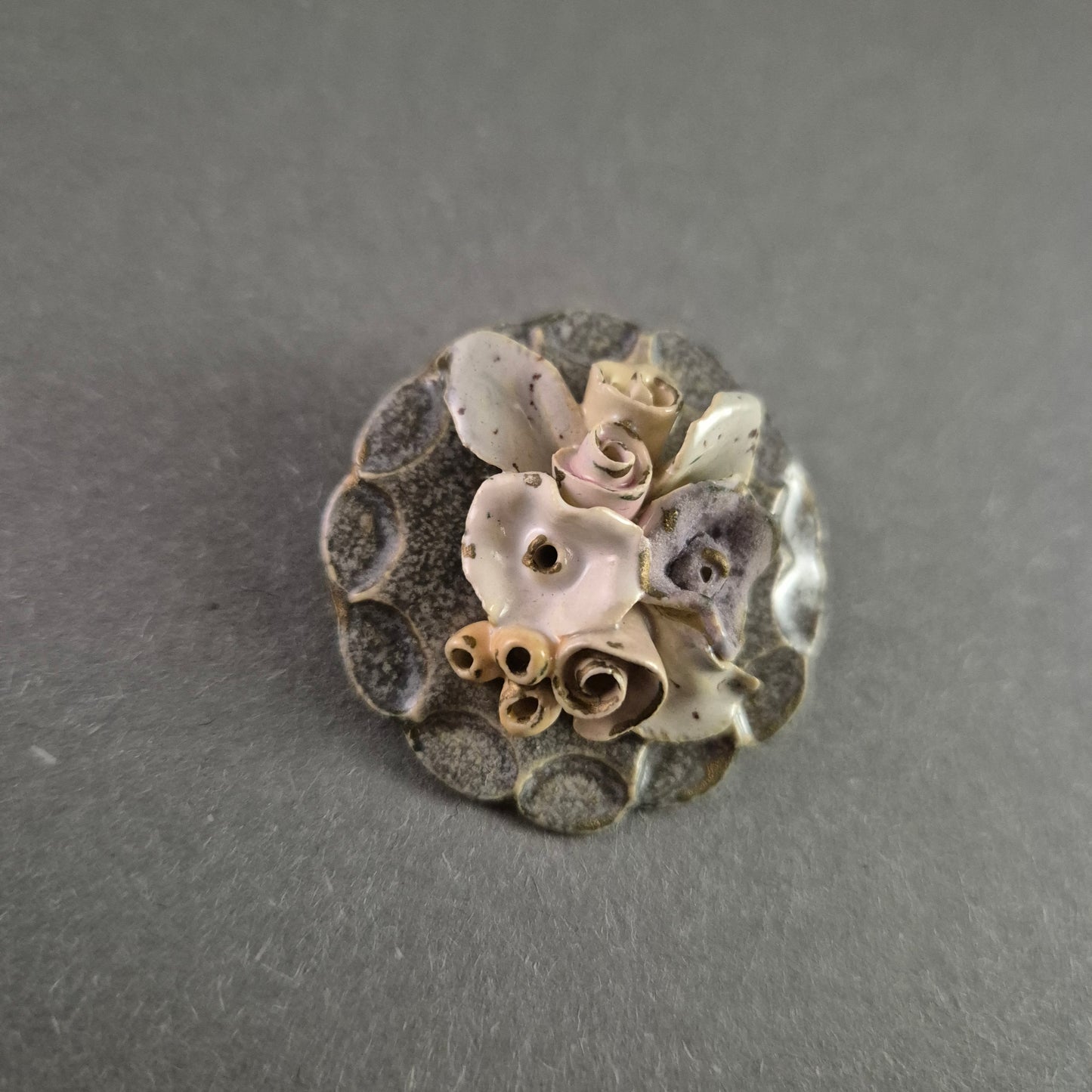 Antike Keramik-Blumenbrosche – Handgefertigtes Unikat