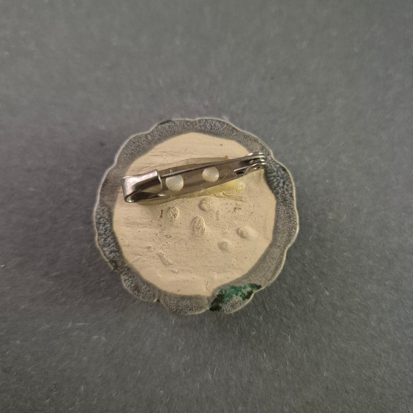 Antike Keramik-Blumenbrosche – Handgefertigtes Unikat