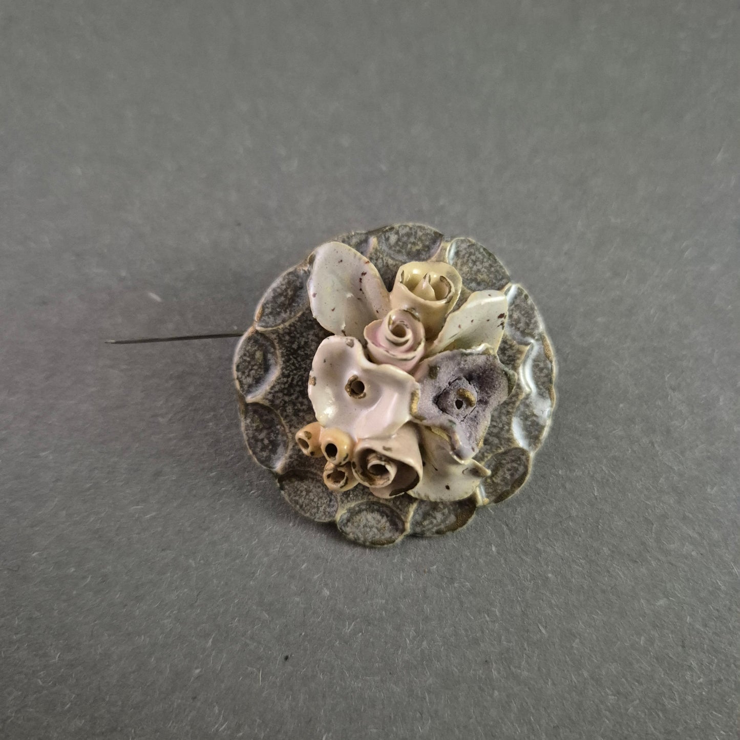Antike Keramik-Blumenbrosche – Handgefertigtes Unikat
