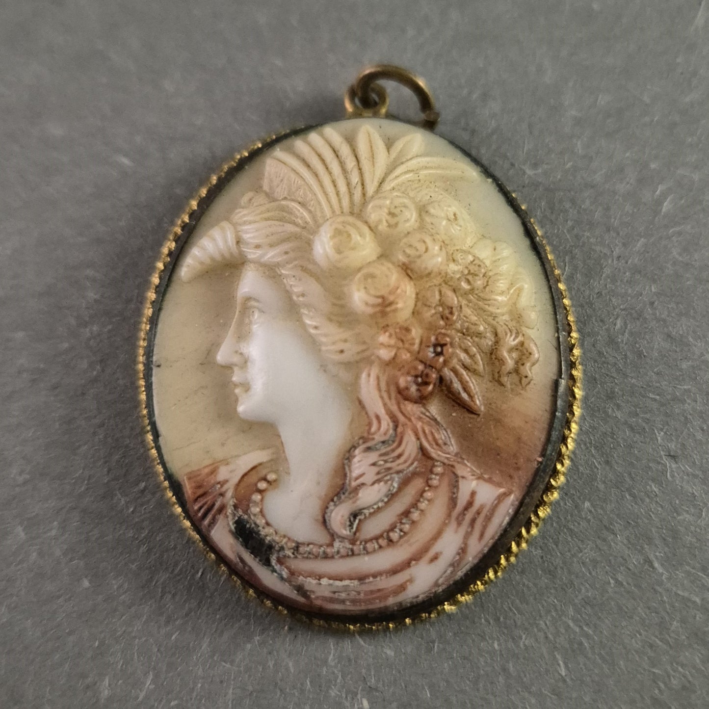 Antiker Kamee-Anhänger – Elegantes Reliefporträt in Goldfassung