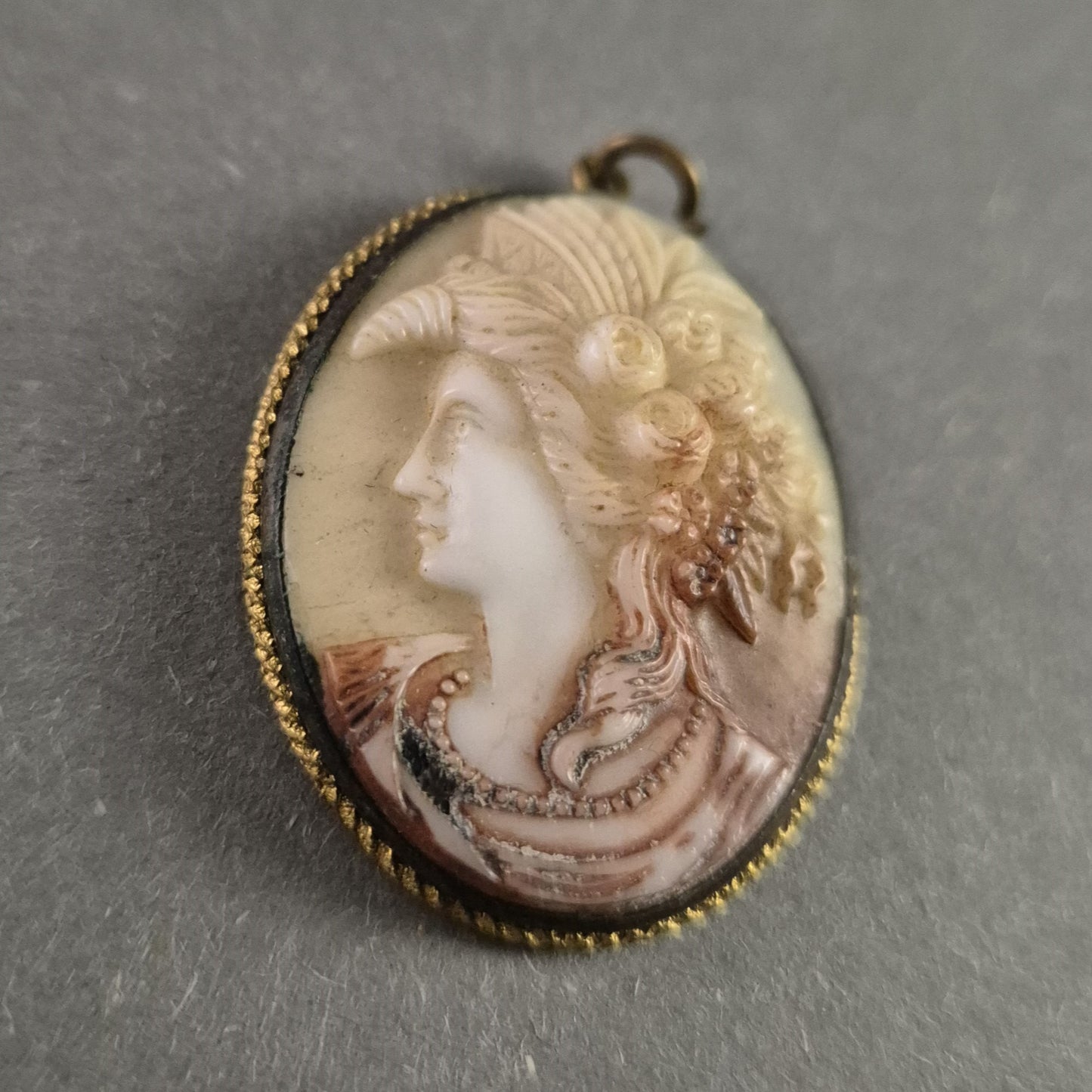 Antiker Kamee-Anhänger – Elegantes Reliefporträt in Goldfassung