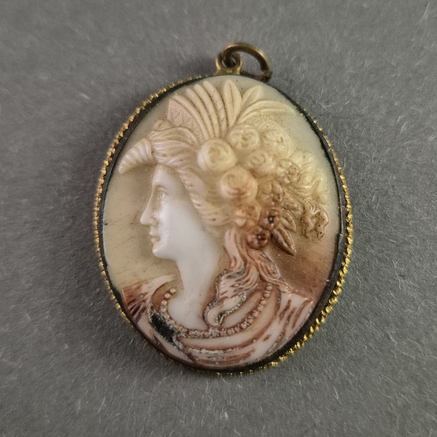 Antiker Kamee-Anhänger – Elegantes Reliefporträt in Goldfassung