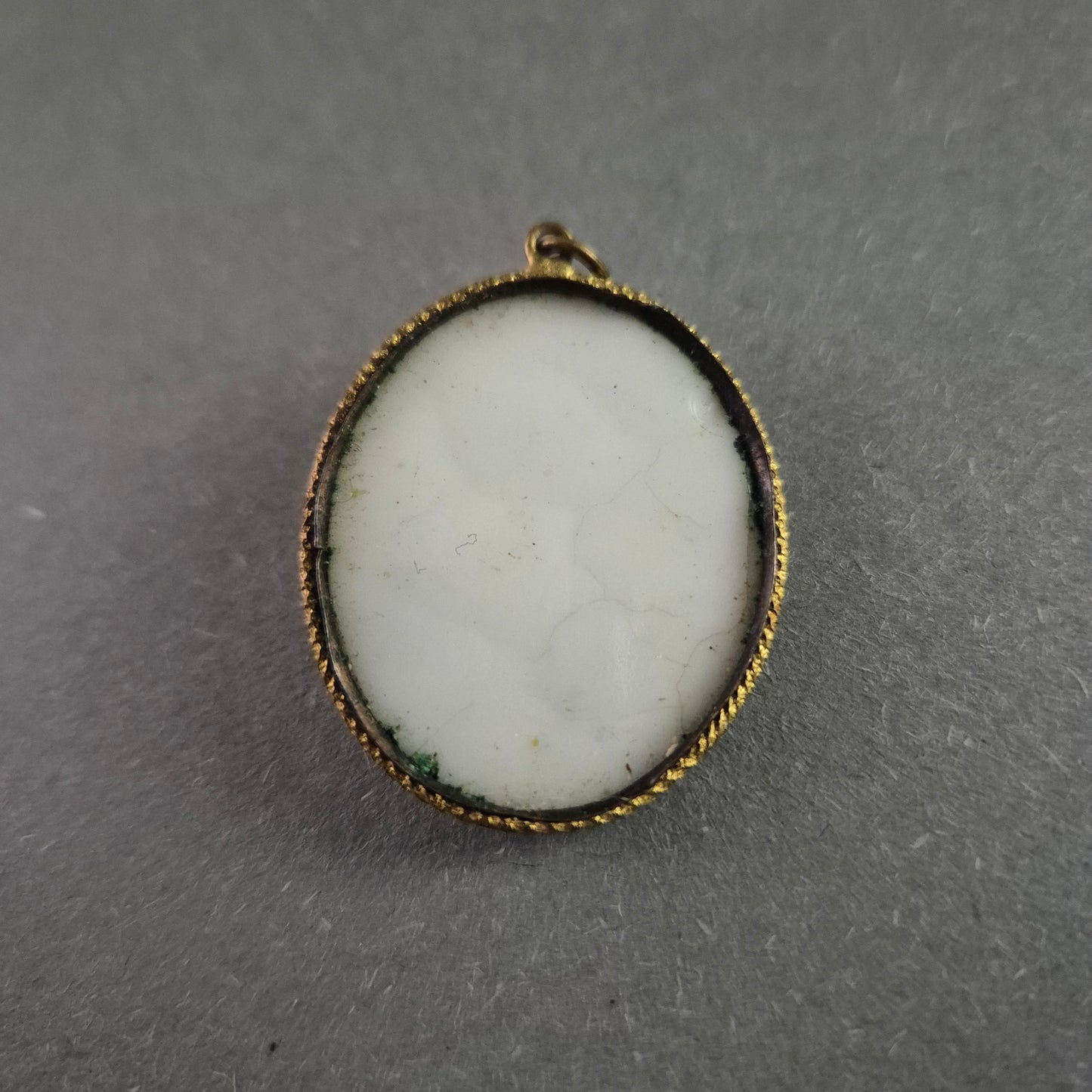 Antiker Kamee-Anhänger – Elegantes Reliefporträt in Goldfassung