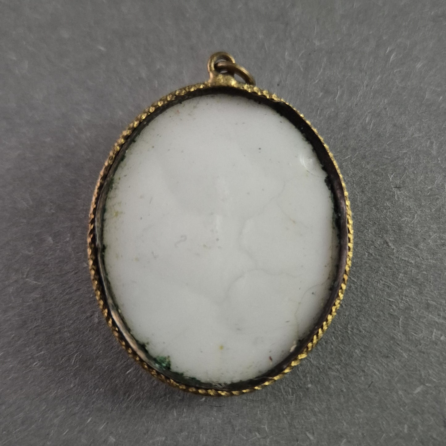 Antiker Kamee-Anhänger – Elegantes Reliefporträt in Goldfassung