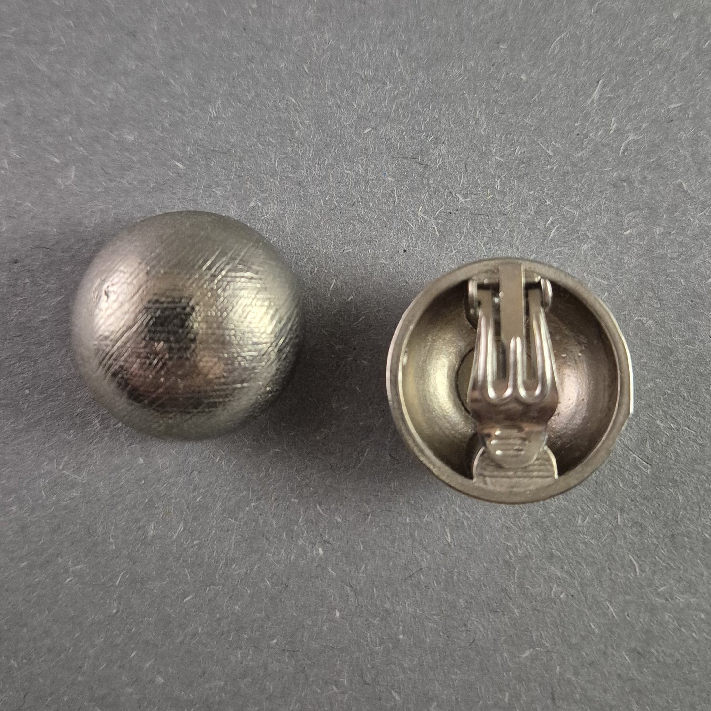 Vintage-Clip-Ohrringe in gebürstetem Silberlook – Klassischer Stil