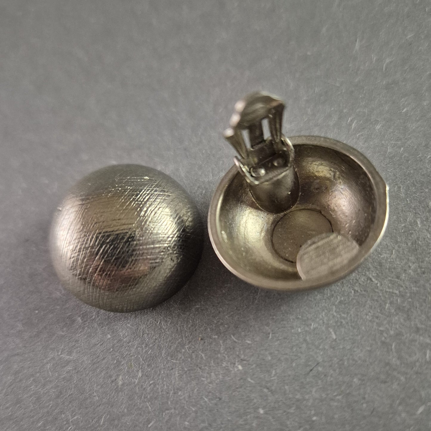 Vintage-Clip-Ohrringe in gebürstetem Silberlook – Klassischer Stil