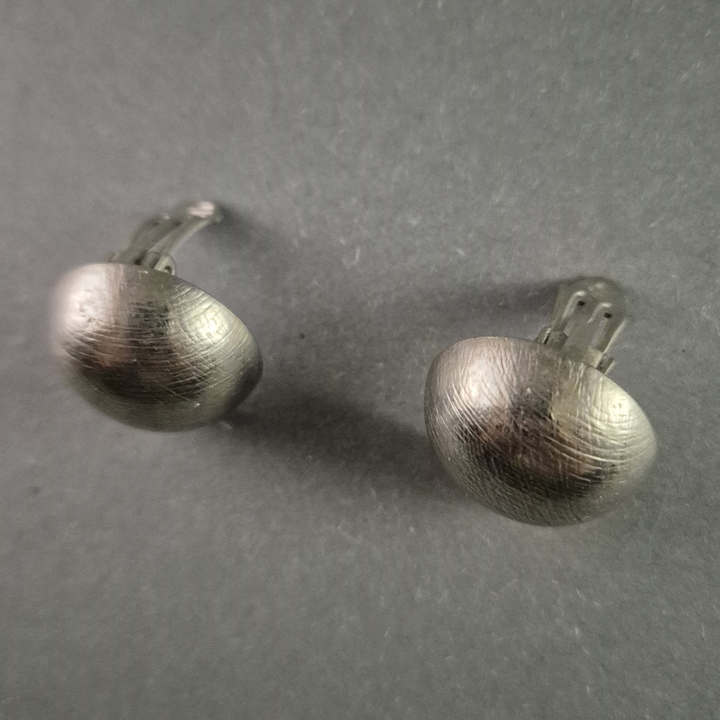 Vintage-Clip-Ohrringe in gebürstetem Silberlook – Klassischer Stil