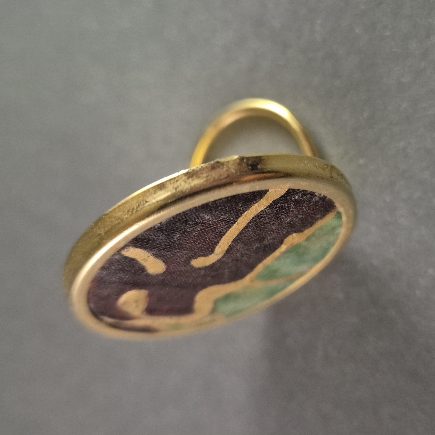 Vintage-Goldclip mit abstraktem Stoffmuster – Stilvolles Unikat