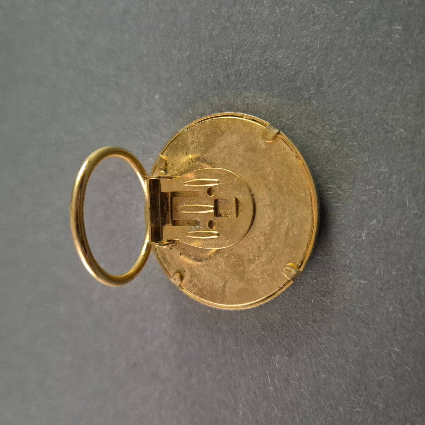 Vintage-Goldclip mit abstraktem Stoffmuster – Stilvolles Unikat