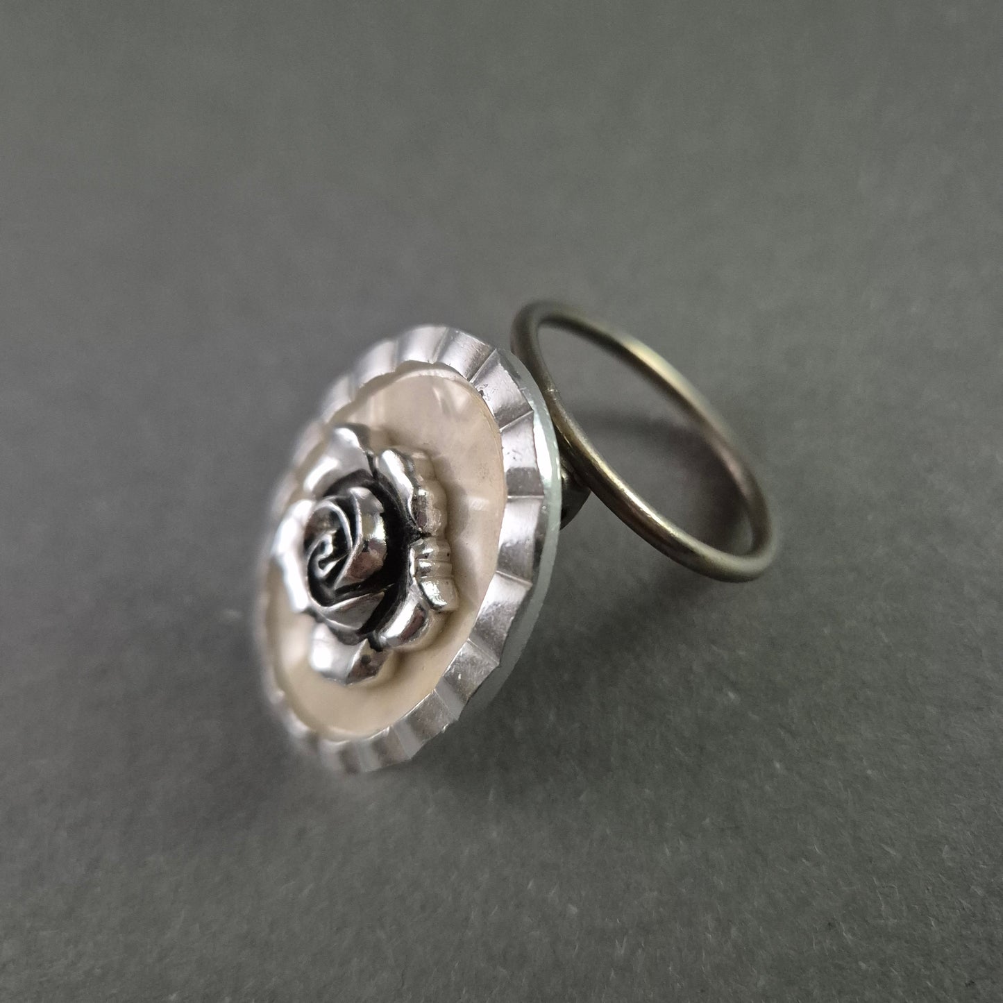 Vintage-Clip mit silberner Rosenverzierung – Romantisches Design