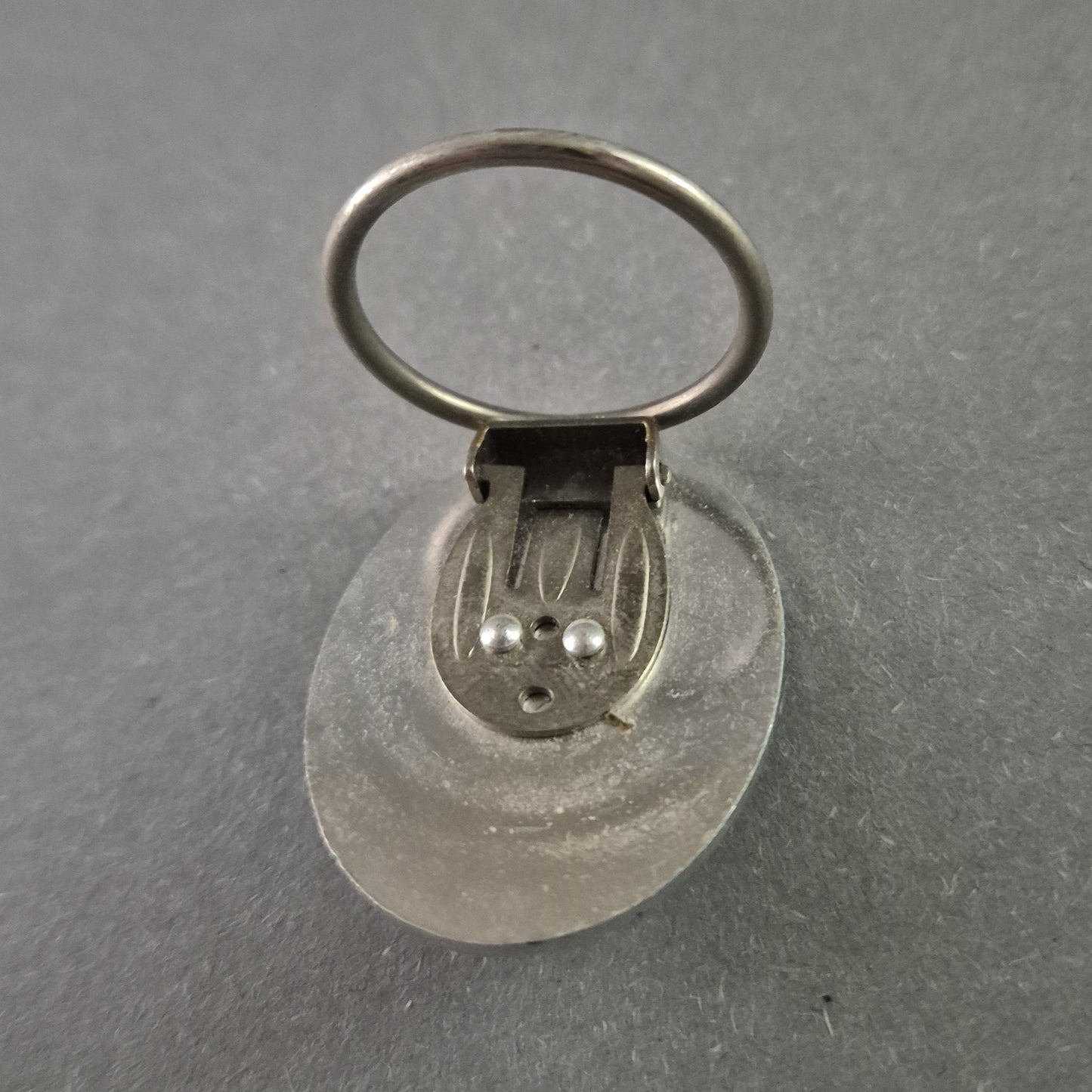 Vintage-Clip mit silberner Rosenverzierung – Romantisches Design