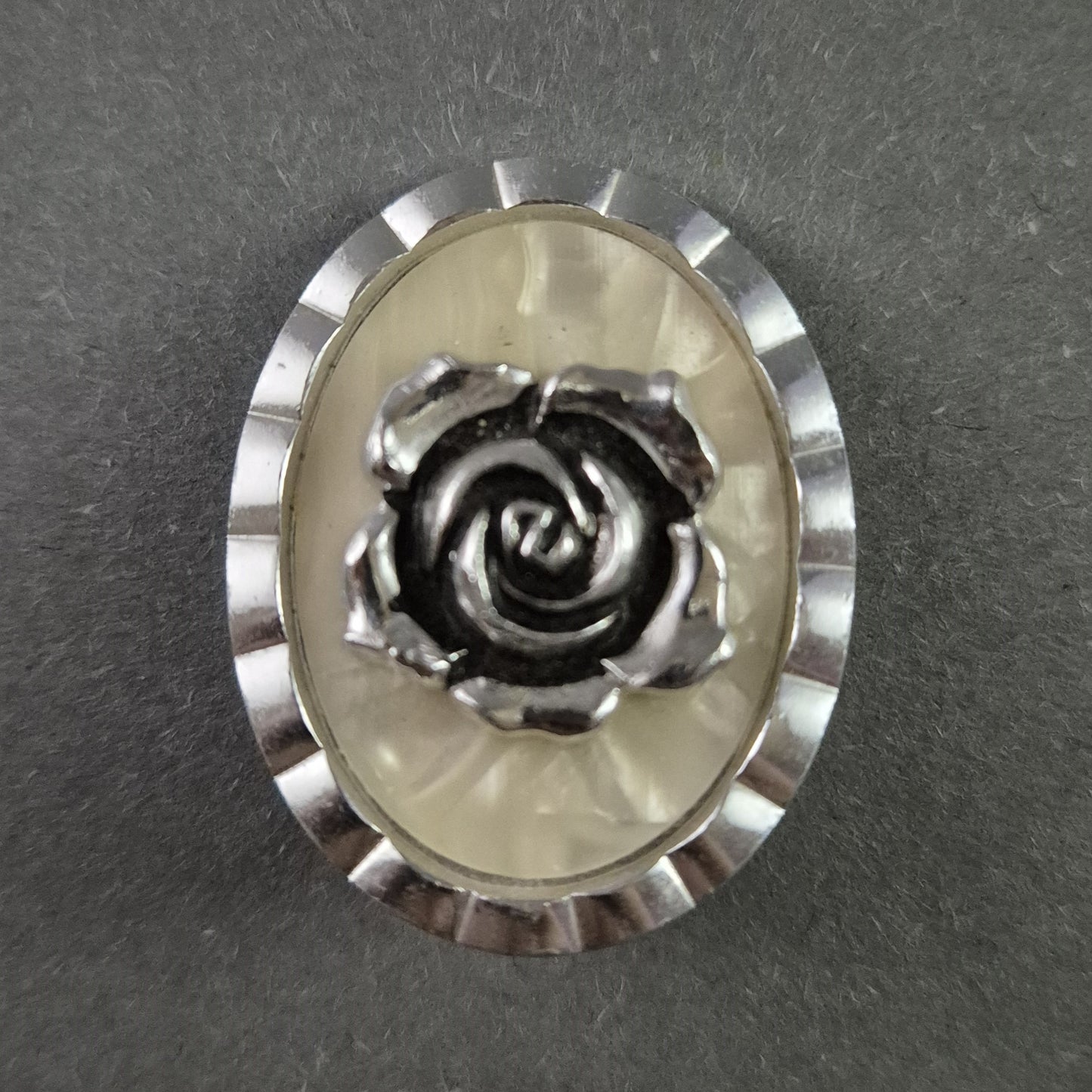 Vintage-Clip mit silberner Rosenverzierung – Romantisches Design