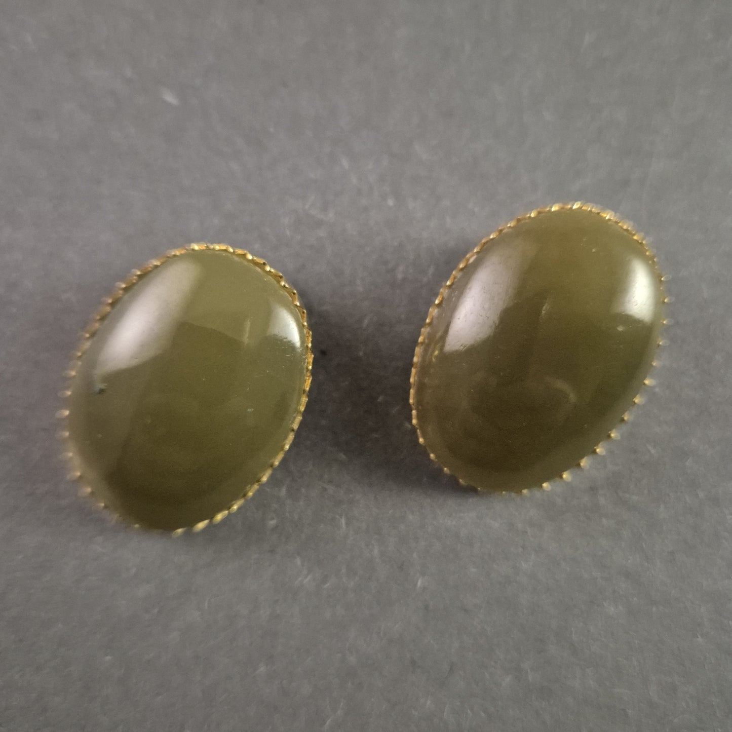 Elegante Vintage-Clip-Ohrringe mit grünen Cabochon-Steinen