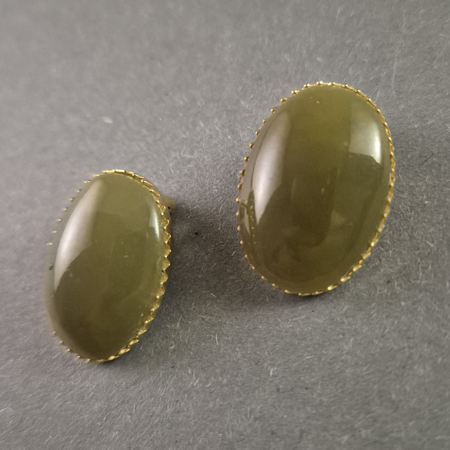 Elegante Vintage-Clip-Ohrringe mit grünen Cabochon-Steinen