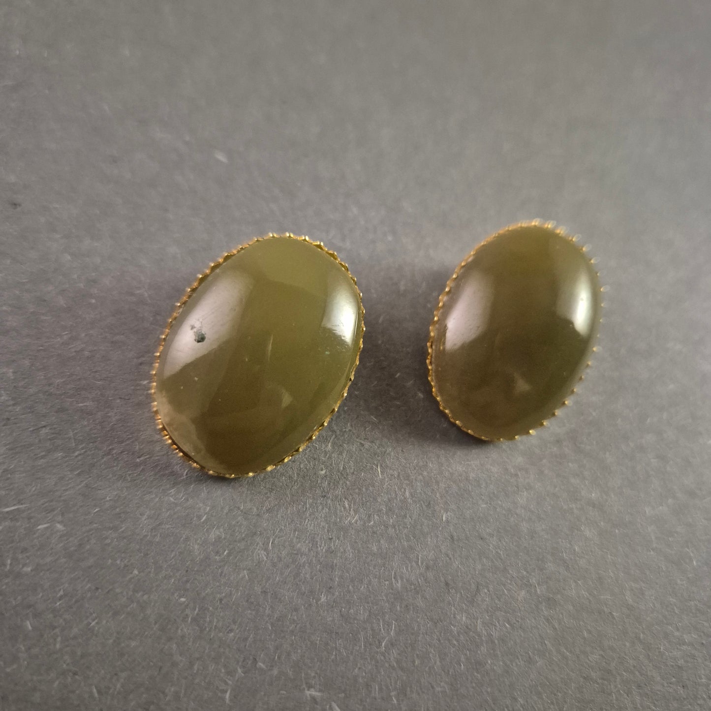 Elegante Vintage-Clip-Ohrringe mit grünen Cabochon-Steinen