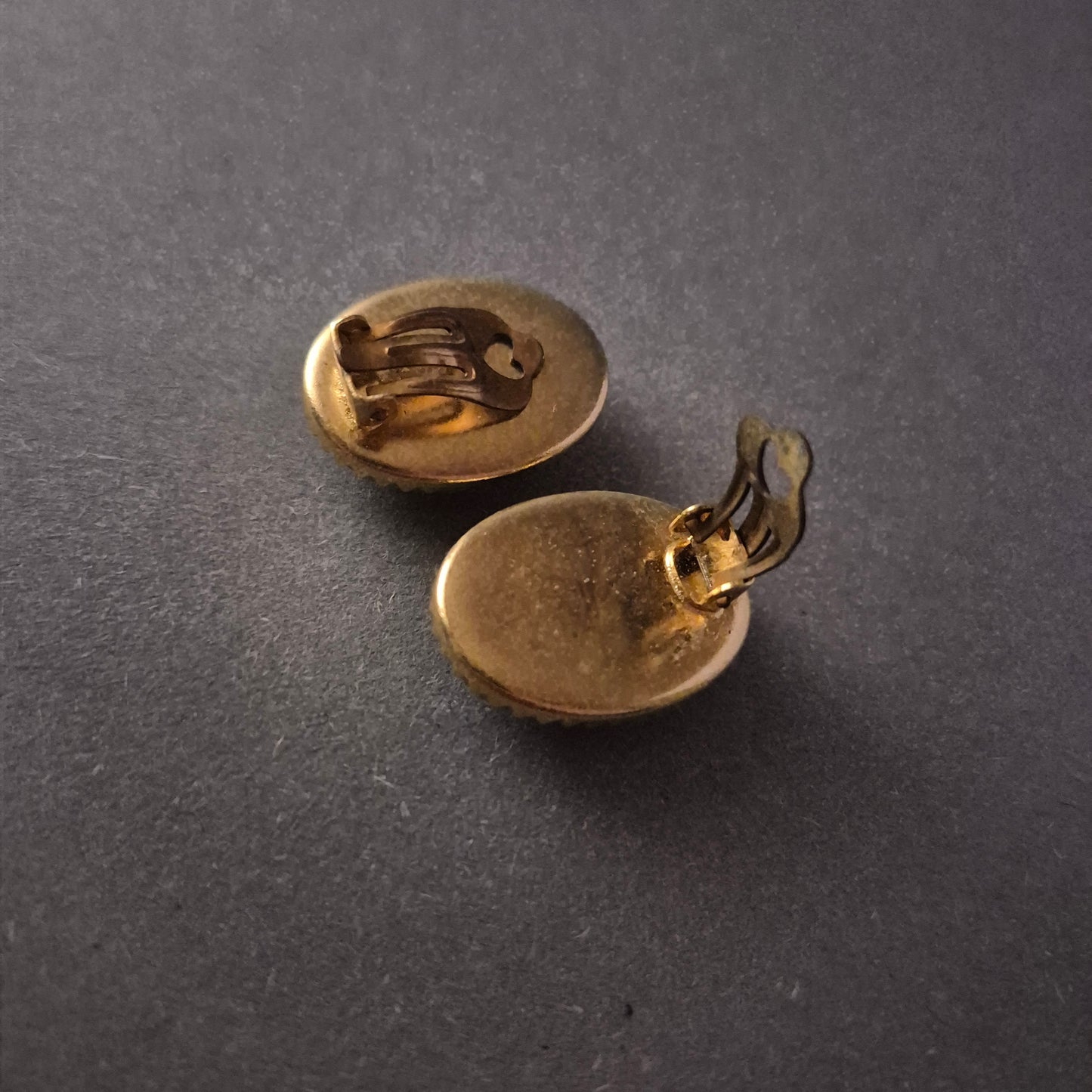 Elegante Vintage-Clip-Ohrringe mit grünen Cabochon-Steinen