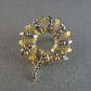 Vintage-Brosche im Kranzdesign – Gold-Silber-Kombination mit Strukturdetails