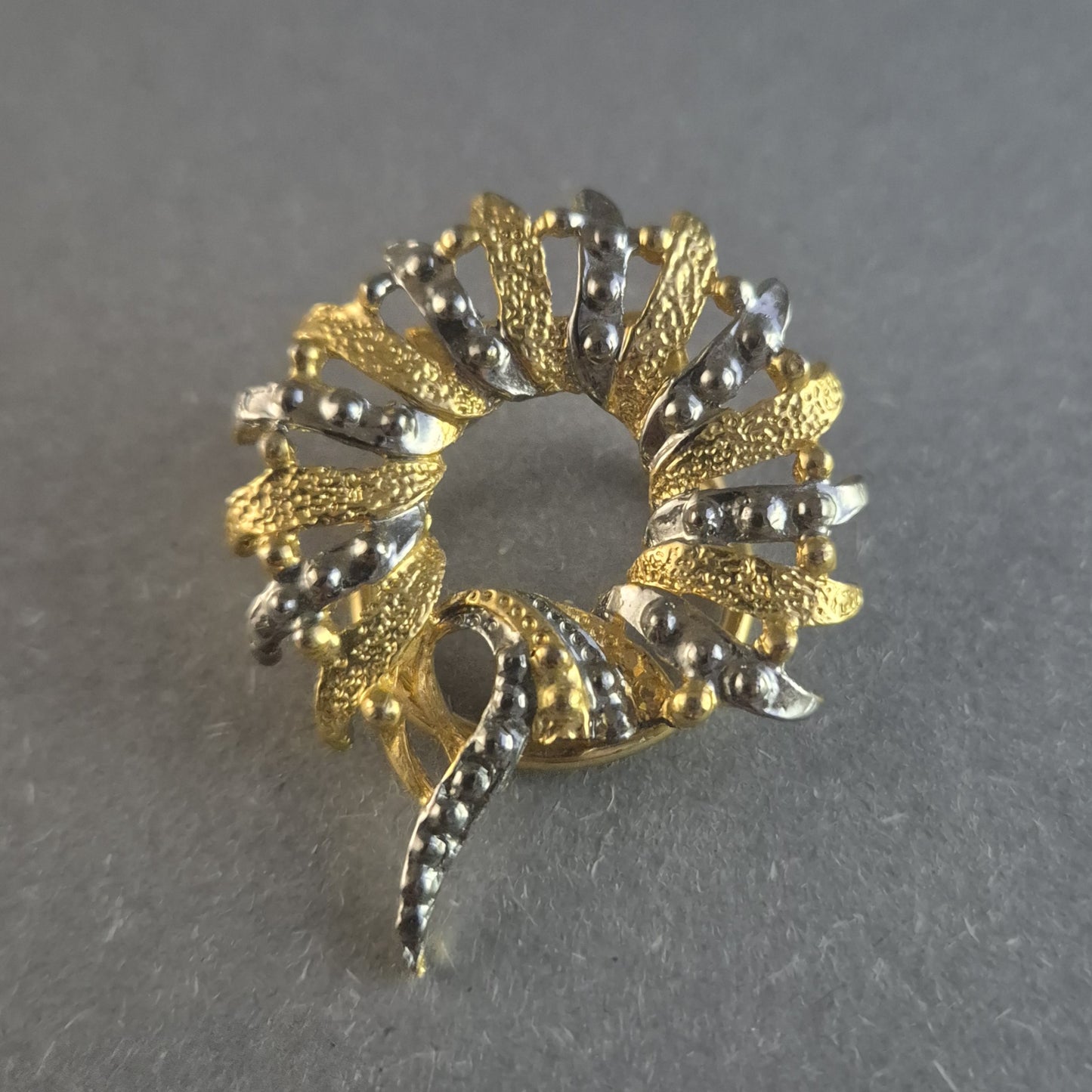 Vintage-Brosche im Kranzdesign – Gold-Silber-Kombination mit Strukturdetails