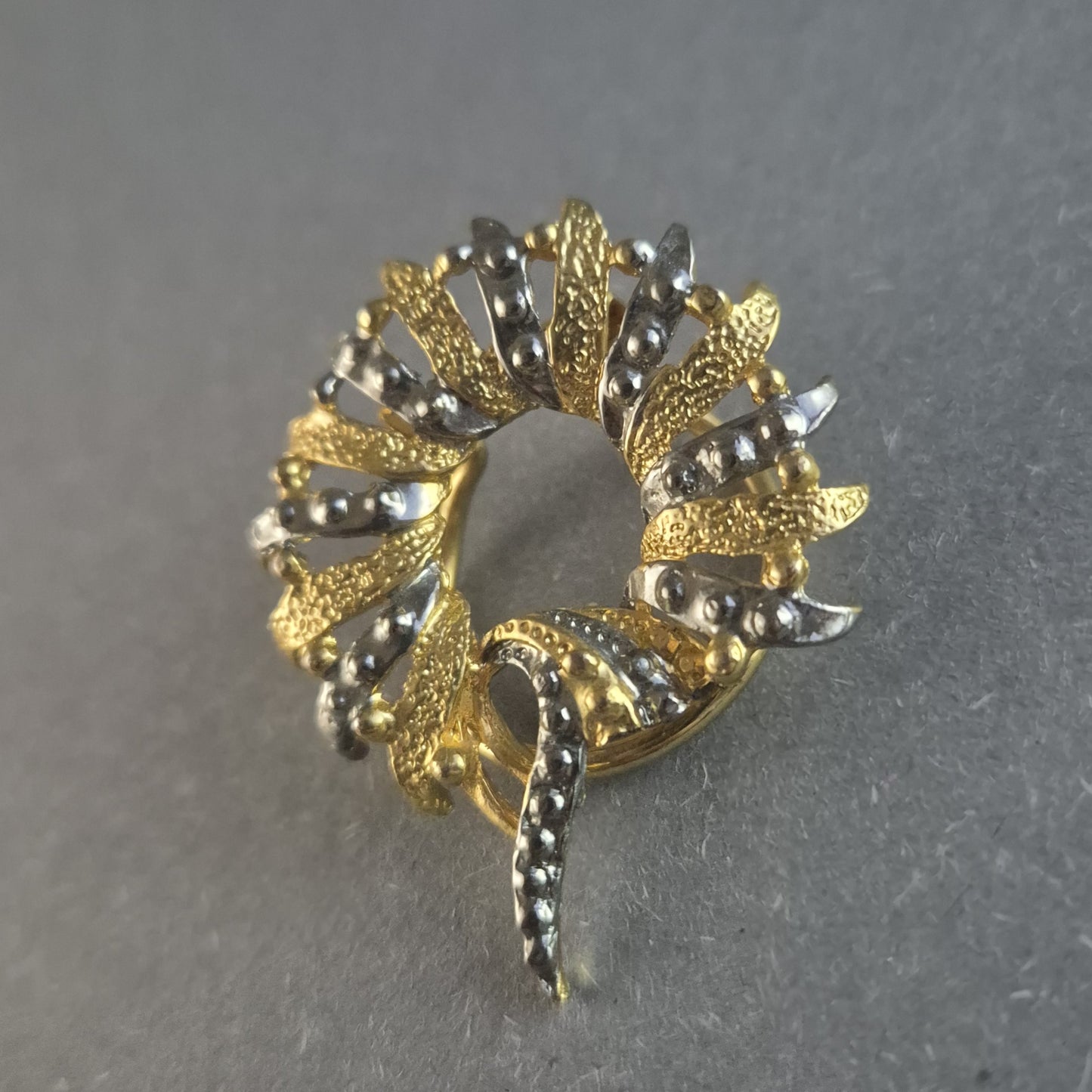 Vintage-Brosche im Kranzdesign – Gold-Silber-Kombination mit Strukturdetails