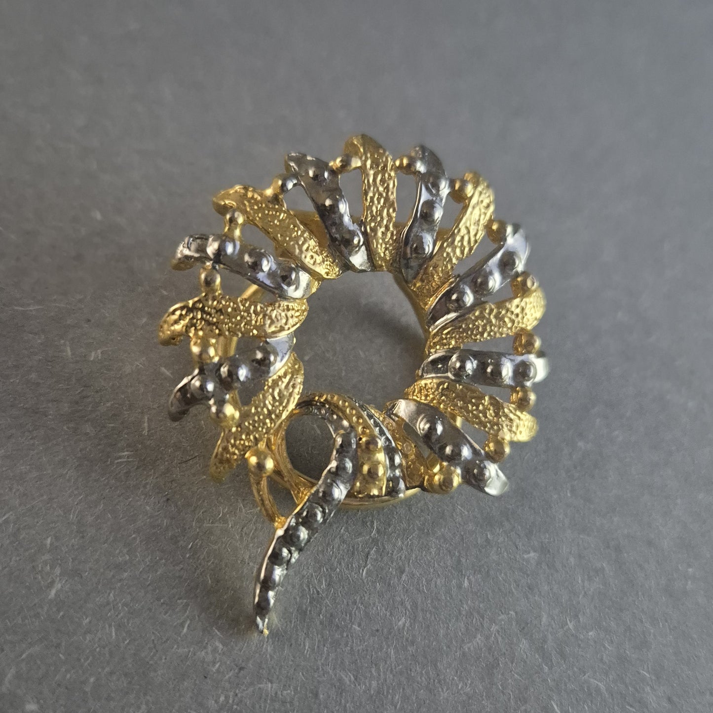 Vintage-Brosche im Kranzdesign – Gold-Silber-Kombination mit Strukturdetails