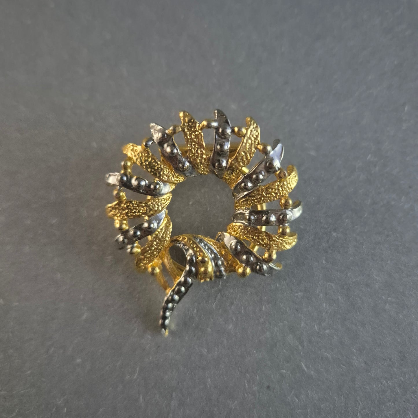 Vintage-Brosche im Kranzdesign – Gold-Silber-Kombination mit Strukturdetails