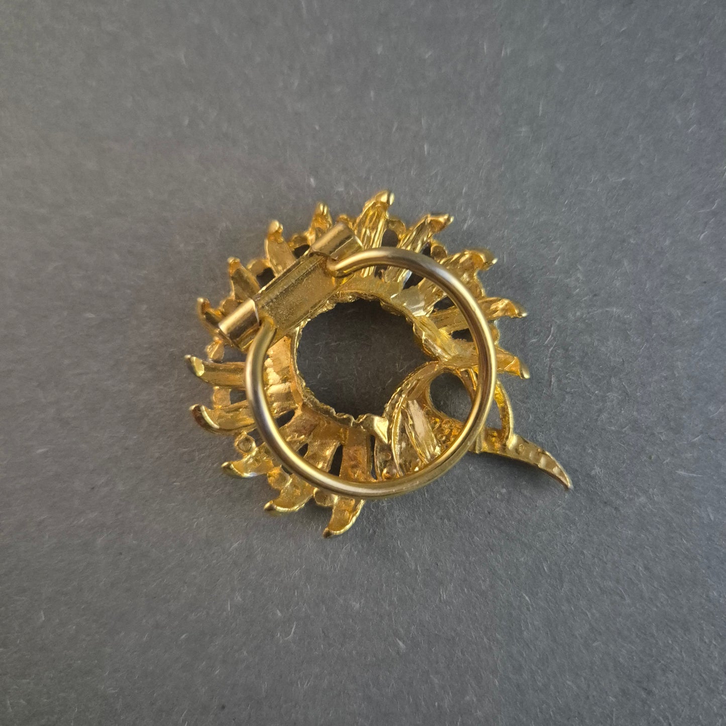 Vintage-Brosche im Kranzdesign – Gold-Silber-Kombination mit Strukturdetails