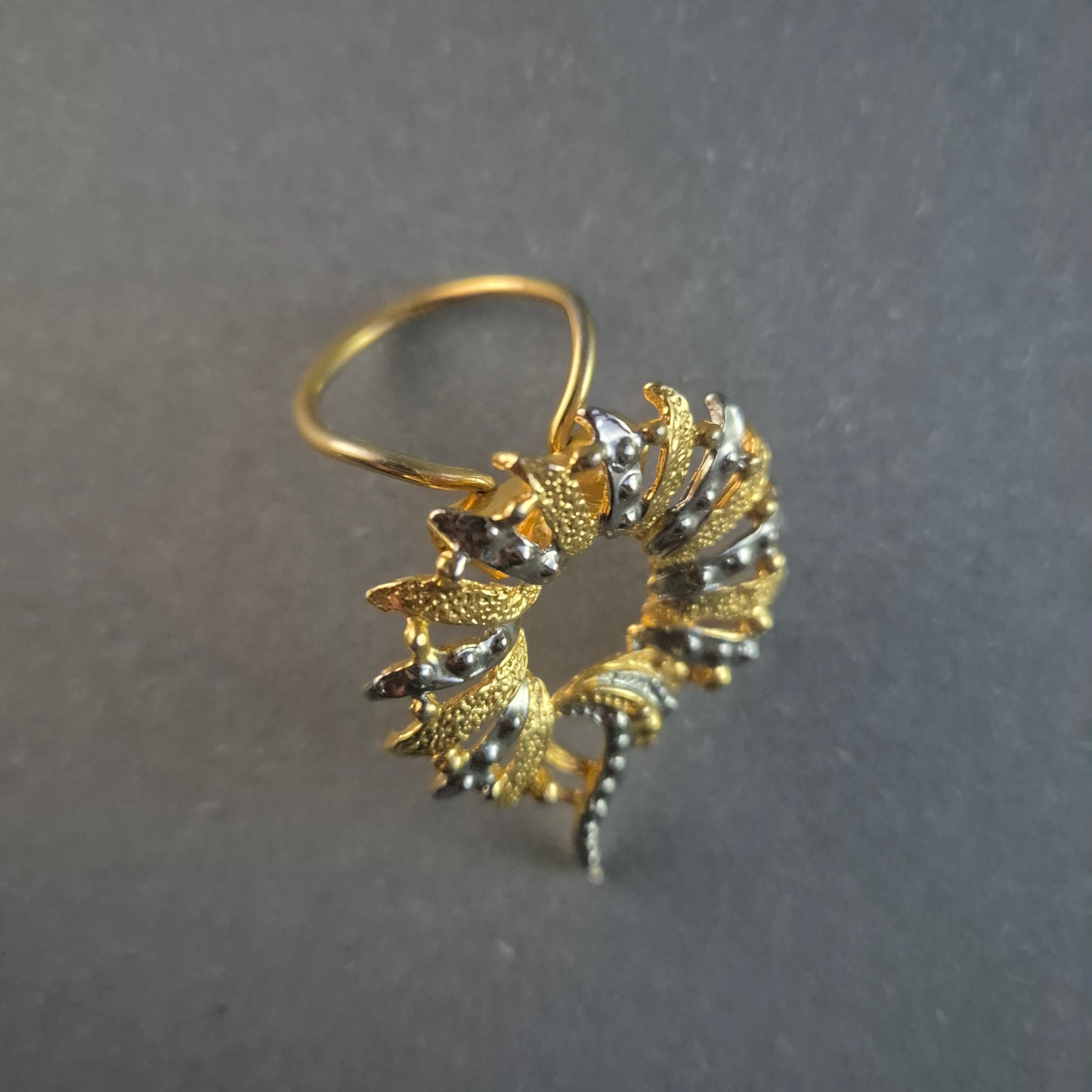 Vintage-Brosche im Kranzdesign – Gold-Silber-Kombination mit Strukturdetails