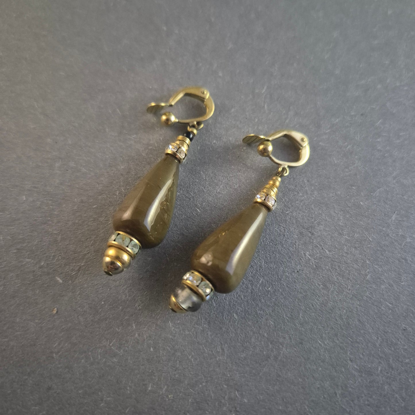 Elegante Vintage-Ohrhänger mit Tropfenperlen und Strassdetails