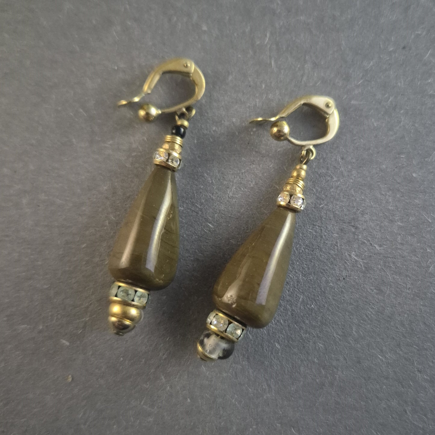 Elegante Vintage-Ohrhänger mit Tropfenperlen und Strassdetails