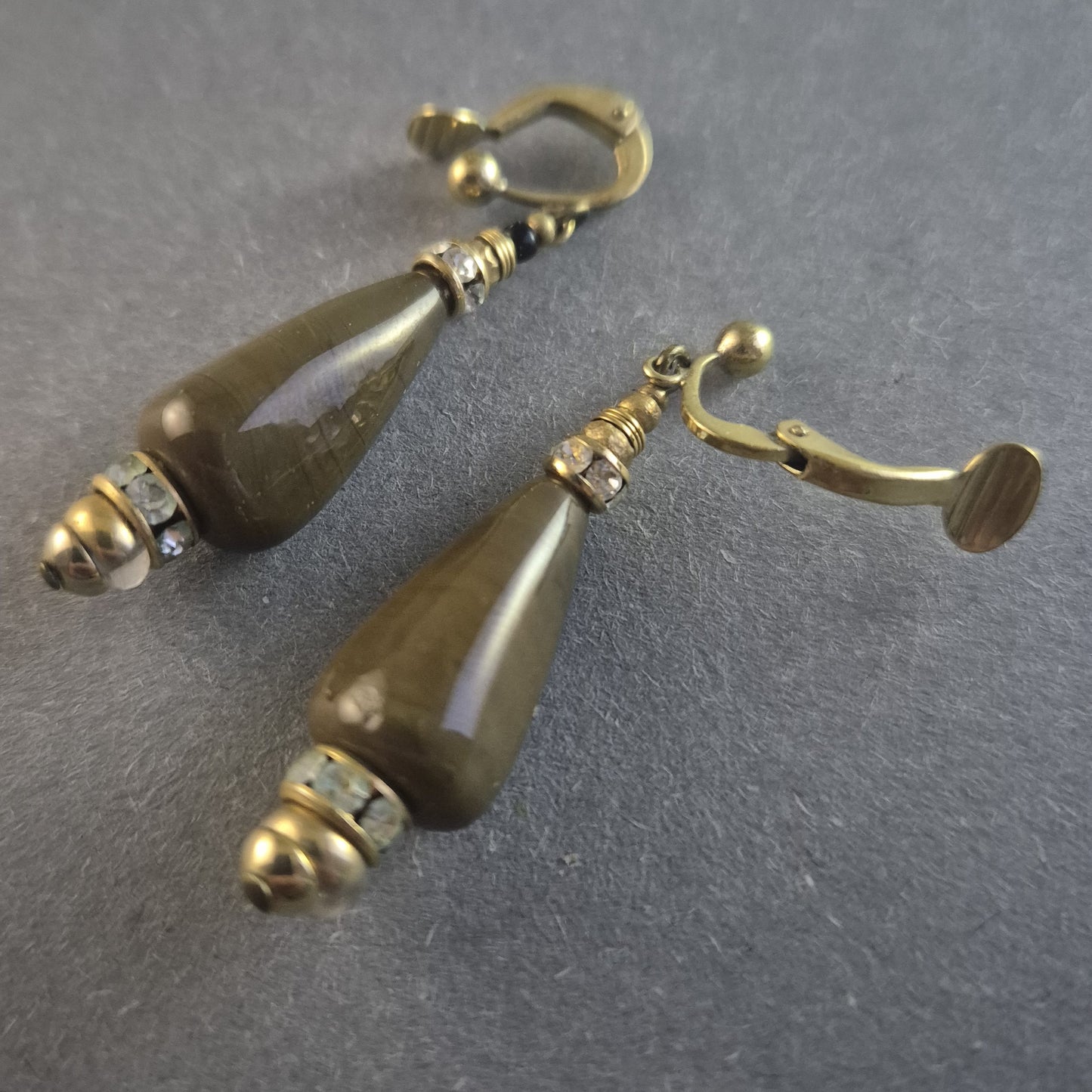 Elegante Vintage-Ohrhänger mit Tropfenperlen und Strassdetails