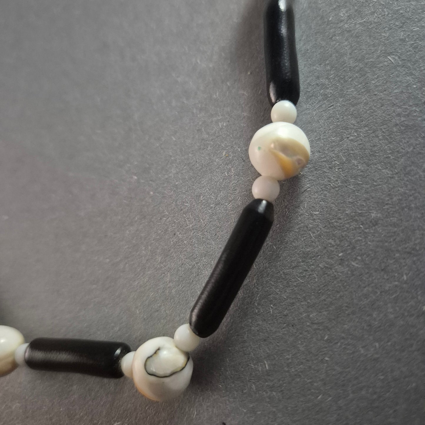 Natürliche Muschel- und Holzperlenkette – Stilvolles maritimes Design