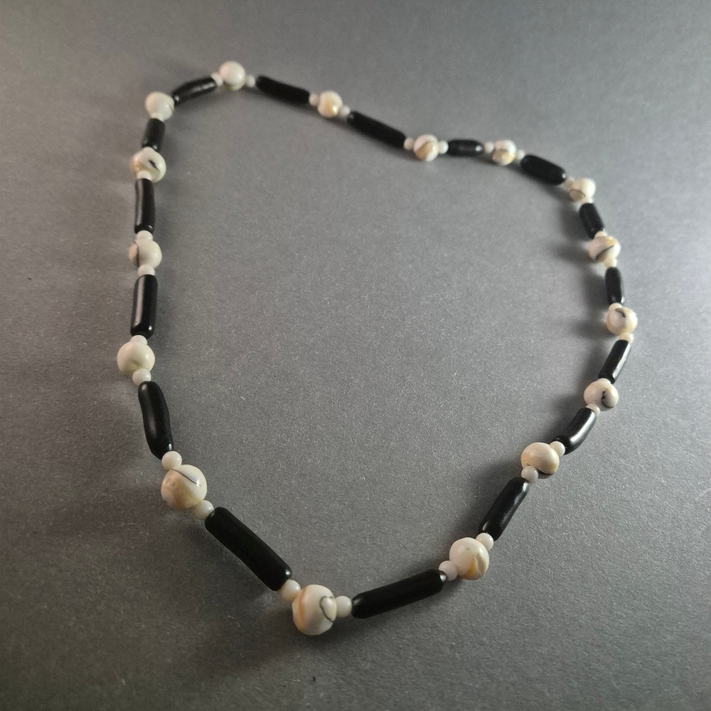 Natürliche Muschel- und Holzperlenkette – Stilvolles maritimes Design