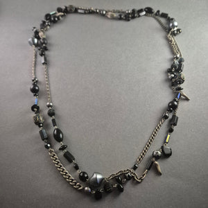 Extravagante Vintage-Kette mit schwarzen Perlen und Metallanhängern